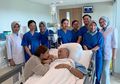 Saling Menatap Hangat, Soraya Haque Genggam Tangan Ekki Soekarno yang Kini Kondisinya Makin Membaik