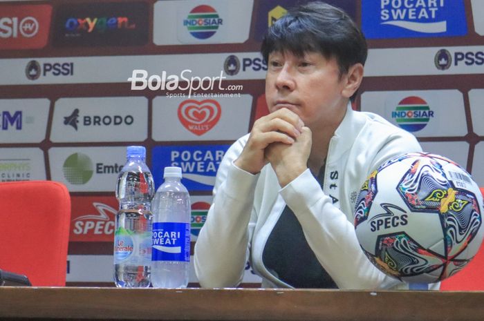 Pelatih timnas U-20 Indonesia, Shin Tae-yong, saat menghadiri sesi jumpa pers setelah laga turnamen Mini Internasional di Stadion Gelora Bung Karno, Senayan, Jakarta, Minggu (19/2/2023) malam.