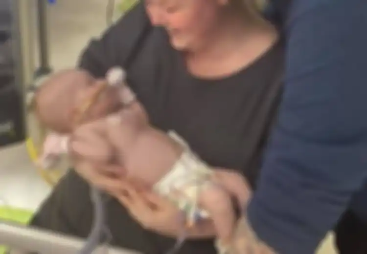 Kisah Bayi 'Ajaib' Berusia 6 Bulan  yang Berhasil Kalahkan Virus Corona, Lahir dengan Kelainan Jantung hingga Mendapatkan 'Penghormatan' dari Para Staf Medis Usai Sembuh dari Covid-19