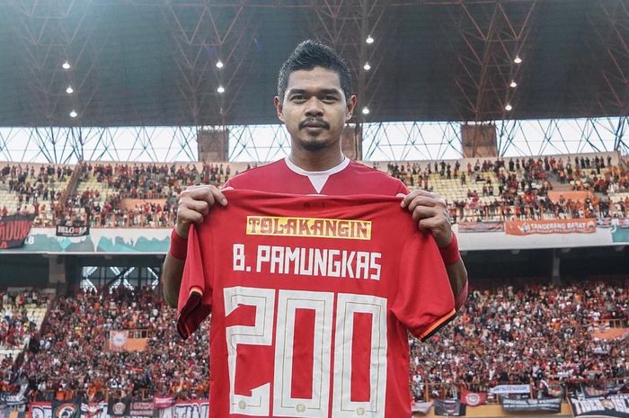 Legenda timnas Indonesia, Bambang Pamungkas, menilai sepak bola Indonesia sulit maju karena ada pola pikir dan pola kerja yang bermasalah.