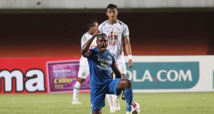 Victor Igbonefo dalam laga Persib Bandung vs PSS Sleman pada leg pertama semifinal Piala Menpora 2021 di Stadion Maguwoharjo, Sleman, Yogyakarta, Jumat (16/4/2021).