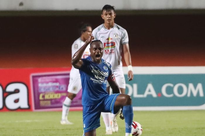 Victor Igbonefo dalam laga Persib Bandung vs PSS Sleman pada leg pertama semifinal Piala Menpora 2021 di Stadion Maguwoharjo, Sleman, Yogyakarta, Jumat (16/4/2021).