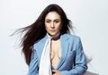 Pakai Baju Backless Hingga Bra Terlihat, Tampilan Seksi Wulan Guritno Tuai Pujian: Mulus Banget Mandinya Pake Apa?