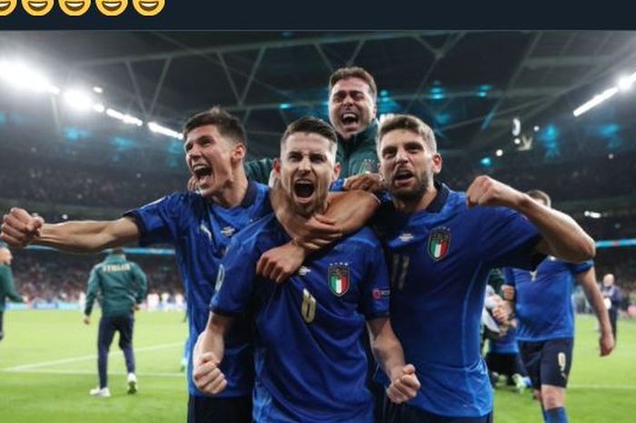 Timnas Italia merayakan kelolosan ke final Euro 2020 setelah menekuk Spanyol dalam adu penalti di semifinal, 6 Juli 2021.