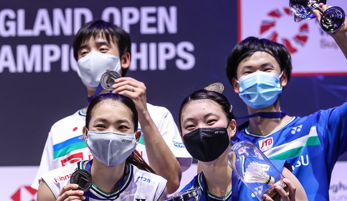 Pasangan ganda campuran Jepang, Yuta Watanabe/Arisa Higashino (jersey biru) dan Yuki Kaneko/Misaki Matsutomo, berpose di podium All England Open 2021 di Utilita Arena Birmingham, Inggris, Minggu (21/3/2021).