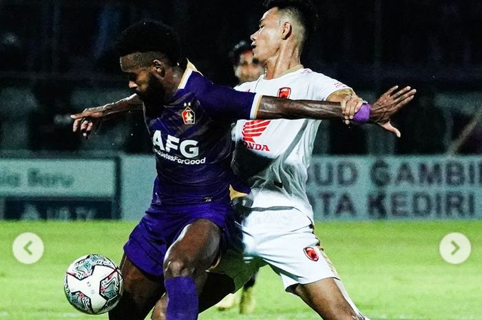 Pemain Persik Kediri dan PSM Makassar saling berebut bola dalam laga pekan kedelapan Liga 1 2022-2023 di Stadion Brawijaya, Kediri, Jumat (2/9/2022).