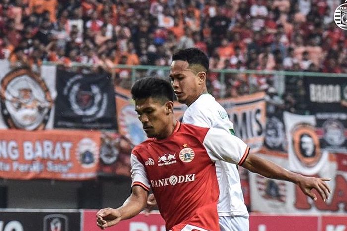 Pemain Persija Jakarta, Heri Susanto, bersaing memperebutkan bola dengan bek Kalteng Putra, Wasyiat Hasbullah, pada babak delapan besar Piala Presiden 2019.