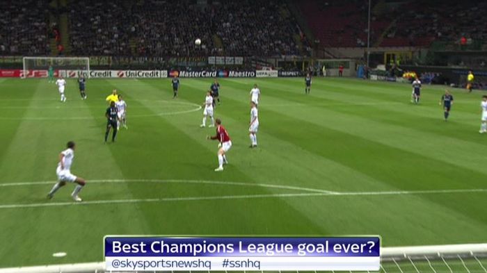 Gol Dejan Stankovic dari tengah lapangan dalam duel Inter Milan vs Schalke di Liga Champions, 5 April 2011.