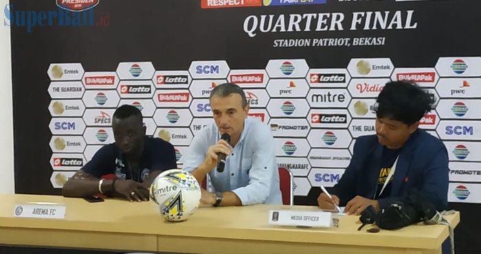 Pemain dan pelatih Bhayangkara FC, Makan Konate serta Milomir Seslija saat memberikan keterangan pers pasca laga kontra Bhayangkara FC, Sabtu (30/3/2019).