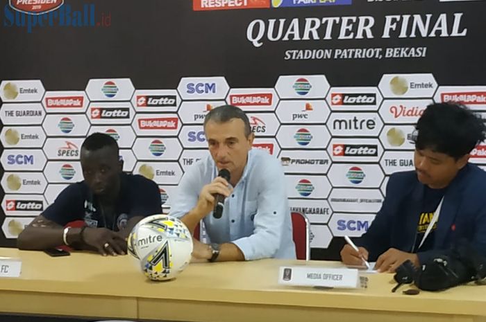 Pemain dan pelatih Bhayangkara FC, Makan Konate serta Milomir Seslija saat memberikan keterangan pers pasca laga kontra Bhayangkara FC, Sabtu (30/3/2019).