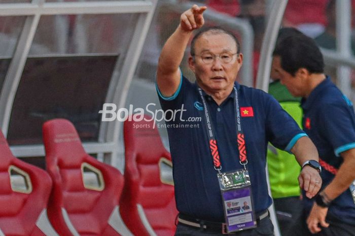 Pelatih timnas Vietnam, Park Hang-seo, sedang memberikan intruksi kepada para pemainnya dalam laga leg pertama semifinal Piala AFF 2022 di Stadion Gelora Bung Karno, Senayan, Jakarta, 6 Januari 2023.