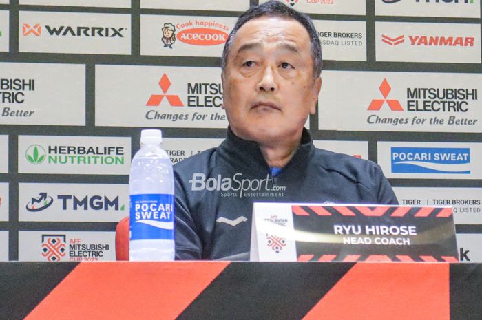 Pelatih timnas Kamboja, Ryu Hirose, saat menghadiri sesi jumpa pers jelang bertanding pada Piala AFF 2022 di Stadion Gelora Bung Karno, Senayan, Jakarta, 22 Desember 2022.