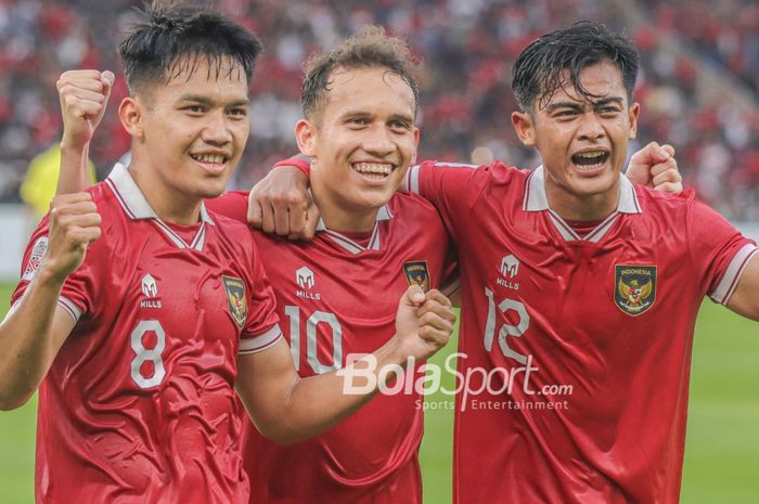 Witan Sulaeman, Egy Maulana Vikri, dan Pratama Arhan merayakan gol dalam laga timnas Indonesia melawan Kamboja di Grup A Piala AFF 2022, Jumat (23/12/2022) di SUGBK, Senayan.  