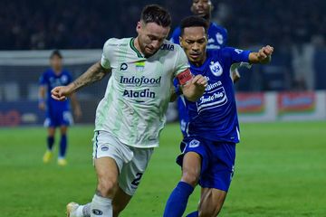 Kapten Persib Bandung, Marc Klok, mendapat kawalan dari pemain PSIS Semarang, Giovanni Numberi, pada pekan ke-9 Liga 1 2023/2024.