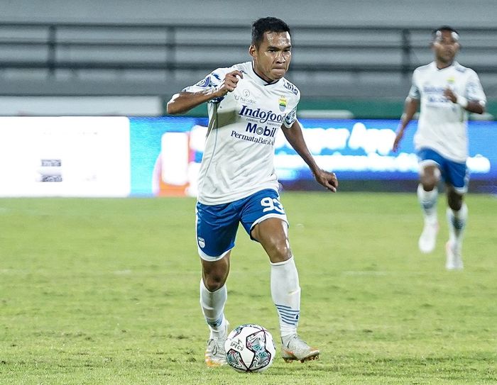 Gelandang Persib Bandung, Erwin Ramdani sedang menguasai bola saat pertandingan melawan PSS Sleman di Stadion Kapten I Wayan Dipta, Gianyar, Jumat (11/2/2022).