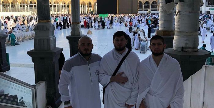 Khabib Nurmagomedov menunaikan ibadah umrah bersama kedua rekannya.