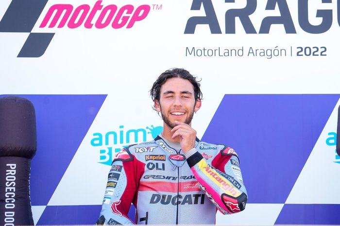 Pembalap Gresini Racing, Enea Bastianini dalam perayaan kemenangannya di MotoGP Aragon 2022, Minggu (28/9/2022)