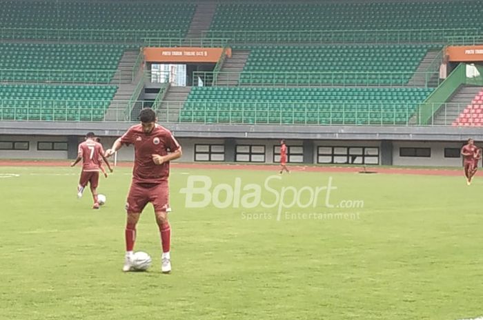 Pemain asing Persija Jakarta Jakhongir Abdumuminov ikut serta dalam official training tim di Stadion Patriot Chandrabhaga, Kota Bekasi, jelang laga kontra Tira Persikabo.