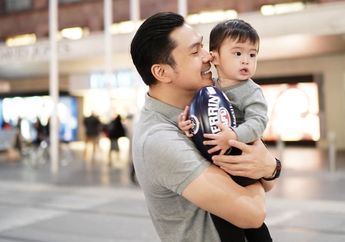 Cengar-cengir Sambil Tunggu Harvey Moeis Pulang, Reaksi Raphael Moeis saat Sang Papa Pulang Bikin Gemas!