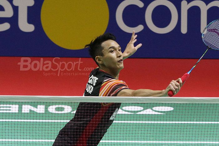 Pebulutangkis tunggal putra Indonesia Jonatan Christie saat melawan pebulutangkis ganda putra asal Denmark, Hans-Kristian Solberg Vittinghus dalam turnamen bulutangkis Indonesia Open 2019 di Senayan, Jakarta, Kamis (18/7/2019).