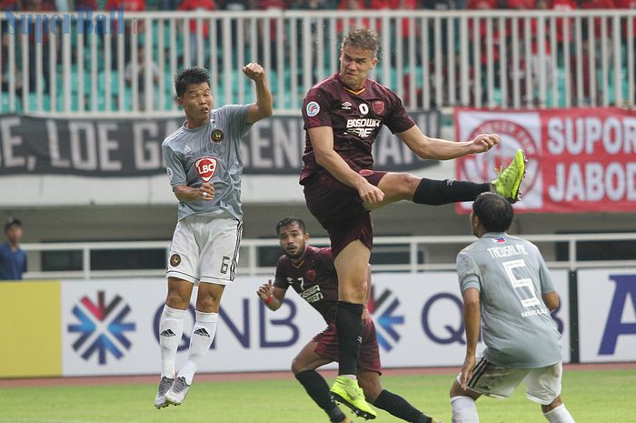 Striker  PSM Makassar Eero Markkanen (tengah) duel udara dengan pemain Kaya FC Iloilo Jalsor Baquero Soriano dalam duel Grup H Piala AFC 2019 di Stadion Pakansari, Cibinong, Kabupaten Bogor, Selasa (2/4/2019) sore WIB.