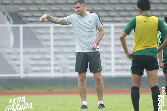 Pelatih timnas Indonesia, Simon McMenemy memimpin latihan perdananya di Stadion Madya, Jakarta, Kamis (7/3/2019).