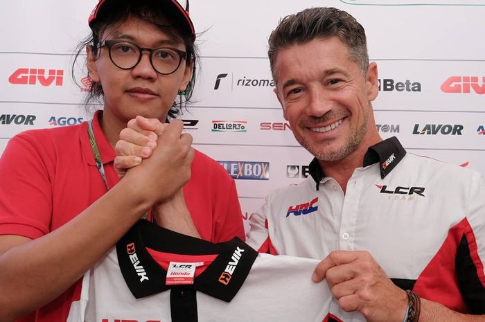 Putut Maulana (kiri) bersama Kepala Tim LCR Honda, Lucio Cecchinello. Putut menjadi perwakilan LCR Honda di MotoGP eSport.