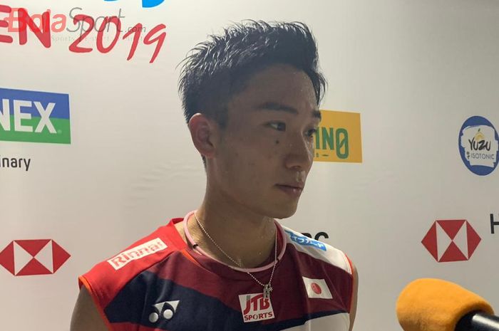 Kento Momota (Jepang) saat berada di mixed zone seusai menuntaskan penampilan pada babak pertama Indonesia Open 2019, Rabu (17/7/2019).