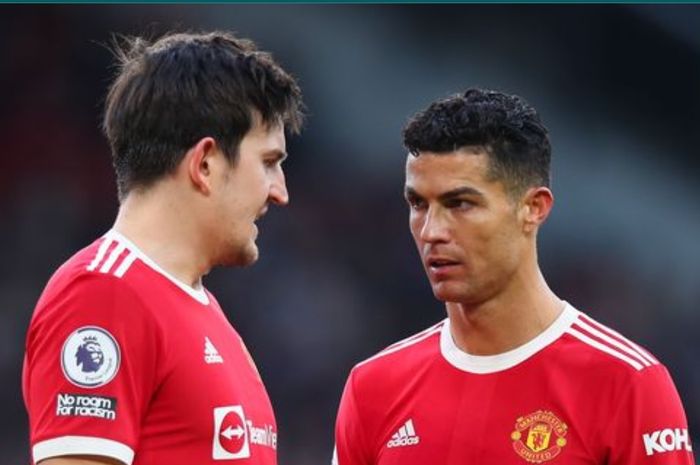 Dua pemain Manchester United, Harry Maguire dan Cristiano Ronaldo.