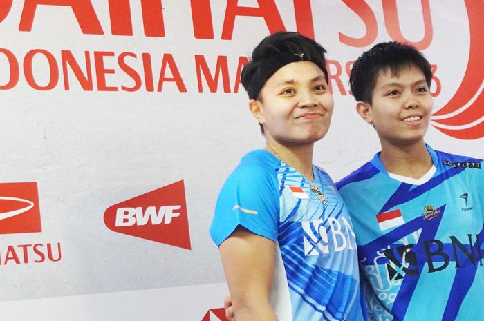 Pasangan ganda putri, Apriyani Rahayu/Siti Fadia Silva Ramadhanti, saat sesi konferensi pers pasca laga babak pertama Indonesia Masters 2023 di Istora Senayan, Jakarta, Rabu (25/1/2023).