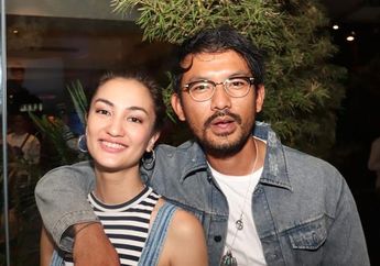 Rio Dewanto Unggah Foto Keluarga saat di Pantai, Netizen Dibuat Salfok dengan Penampilan Atiqah Hasiholan