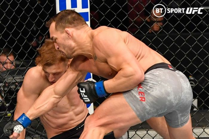 Dan Hooker saat disikat anak bau kencur, Michael Chandler di UFC 257, Minggu (24/1/2021) WIB di Abu Dhabi.