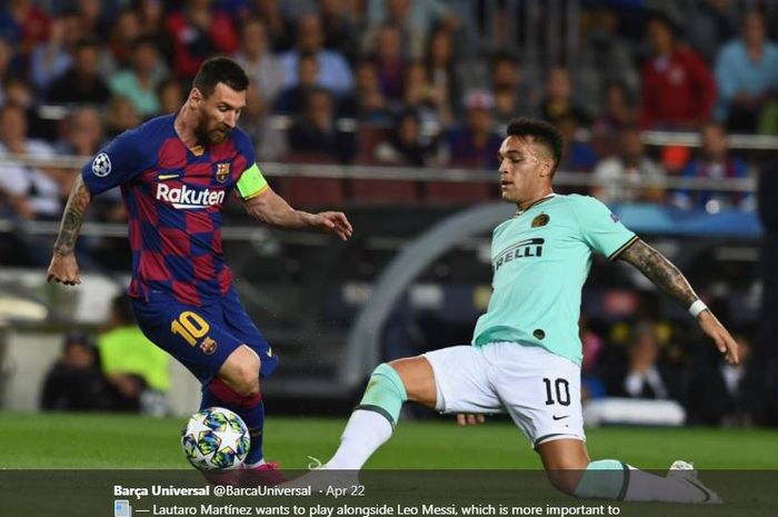 Lionel Messi (kiri) saat berduel dengan Lautaro Martinez (kanan).