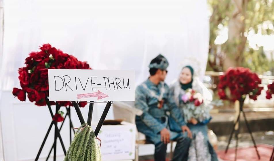 Undangan Telah Disebar Acara Tak Mungkin Bubar Pasangan Pengantin Asal Malaysia Ini Gelar Pernikahan A La Drive Thru Lantaran Wabah Virus Corona Yang Mengancam Negaranya Semua Halaman Hype