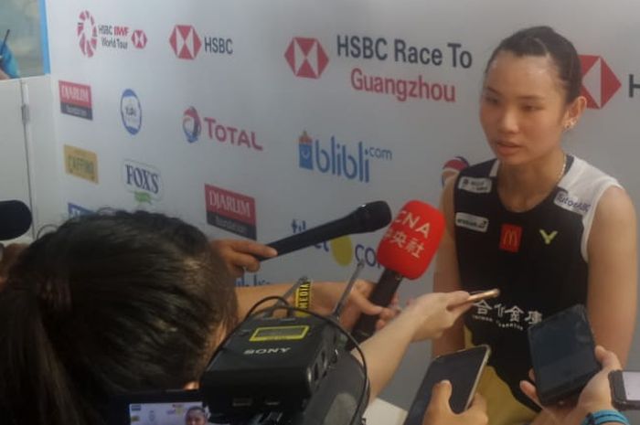 Pebulu tangkis tunggal putri Taiwan, Tai Tzu Ying, menjawab pertanyaan awak media di area mixed zone setelah tersingkir dari babak semifinal Indonesia Open 2019.