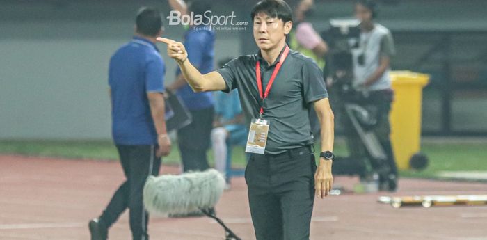 Pelatih timnas U-19 Indonesia, Shin Tae-yong, nampak sedang memberikan intruksi kepada para pemainnya ketika bertanding di Stadion Patriot Candrabhaga, Bekasi, Jawa Barat, 10 Juli 2022.