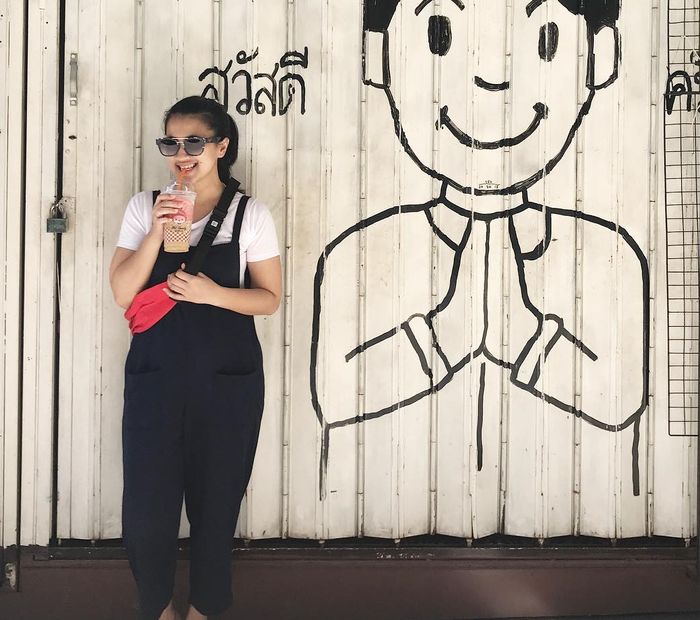 Tampilan Ami Gumelar saat memakai celana oveall yang dipadupadankan dengan kaus lengan pendek