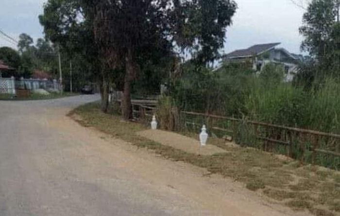 Kuburan replika yang dibuat di bekas tempat pembuangan sampah sembarangan.