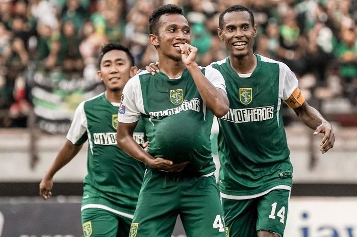 Winger Persebaya Surabaya, Irfan Jaya, saat merayakan gol yang dicetak ke gawang Persinga Ngawi pada babak 32 besar Piala Indonesia 2018.