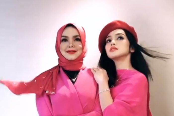 Instagram/tyaarifinw
Siti Nurhaliza dan Tya Arifin saat sesi pemotretan untuk majalah Malaysia