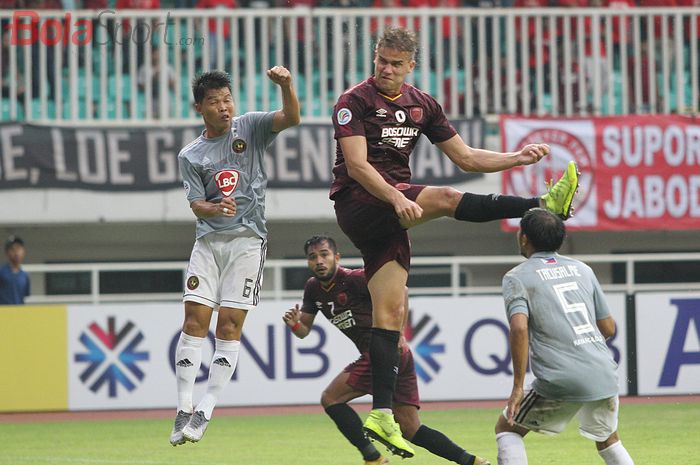 Striker  PSM Makassar Eero Markkanen (tengah) duel udara dengan pemain Kaya Iloilo Shirmar Felongco dalam duel Grup H Piala AFC 2019 di Stadion Pakansari, Cibinong, Kabupaten Bogor, Selasa (2/4/2019) sore WIB.