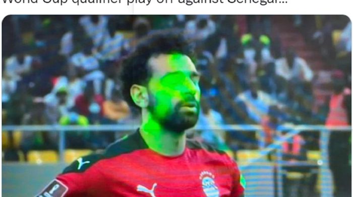Momen Mohamed Salah disorot laser oleh pendukung Senegal sebelum melakukan eksekusi tendangan penalti dalam kualifikasi Piala Dunia 2022 antara Mesir vs Senegal, Rabu (30/3/2022) dini hari WIB.
