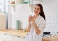 Cobalah Rutin Minum Air Madu Hangat Pagi Hari, Khasiatnya Lebih Bagus dari Obat Penurun Kadar Kolesterol Lo Moms!