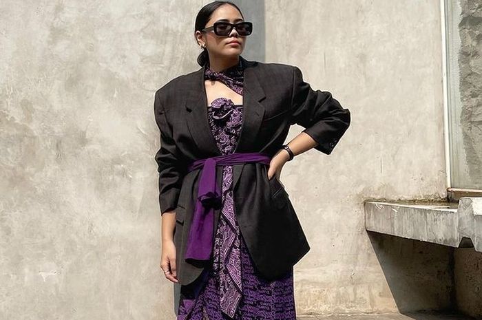 OOTD Makin Kece, Tiru 8 Ide Berkain Nusantara Buat Outfit Sehari-hari