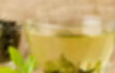 Ilustrasi teh hijau jadi bahan alami hilangkan double chin