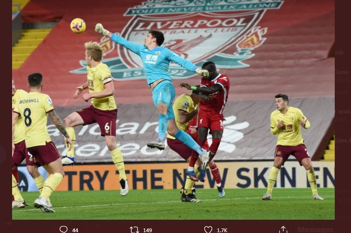 Kiper Burnley, Nick Pope, tampil gemilang dalam partai Liga Inggris di markas Liverpool, 21 Januari 2021.