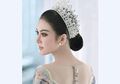 Makan Malam Pakai Piring Jutaan Rupiah dari Merek Fashion Terkenal, Syahrini Tuai Komentar Lucu Netizen