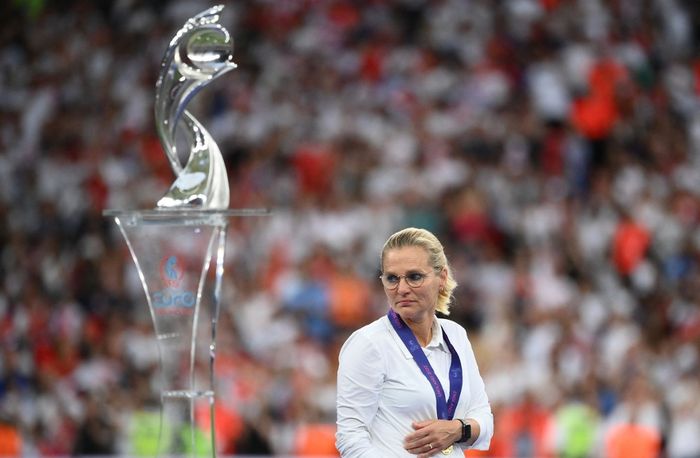 Pelatih timnas Inggris sektor wanita, Sarina Wiegman, dengan trofi juara Euro 2022 yang diraih berkat kemenangan atas Jerman pada final di Wembley (1/8/2022).