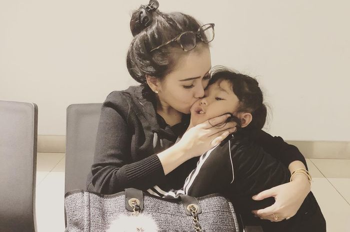 Bilqis iri lihat teman-temannya punya Papa, Ayu Ting Ting menangis