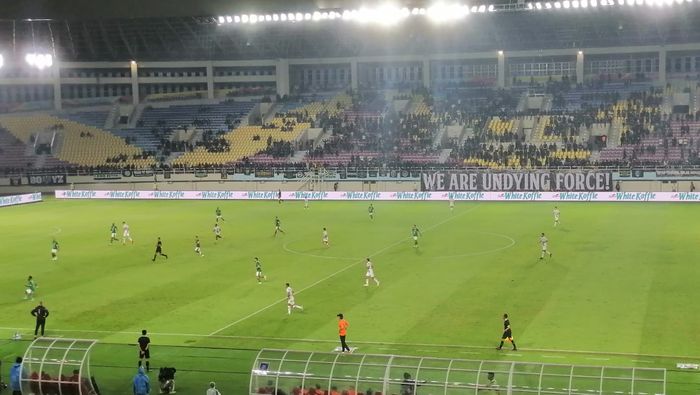 Suasana pertandingan antara PSS Sleman melawan Borneo FC dalam laga pekan ke-29 Liga 1 2023/2024 yang berlangsung di Stadion Manahan, Solo, Kamis (14/3/2024).